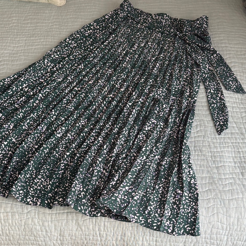 Skies are Blue Pleated Midi Skirt  Size M  Green and White
